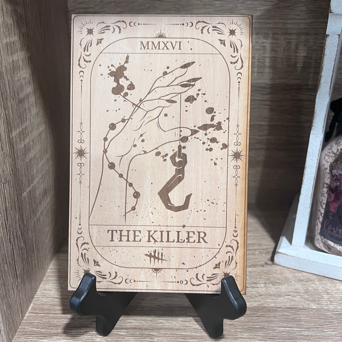 Laser engraved wooden tarot card featuring āThe Killerā inspired by Dead by Daylight. Horror-themed gamer decor perfect for fans of spooky games and tarot.