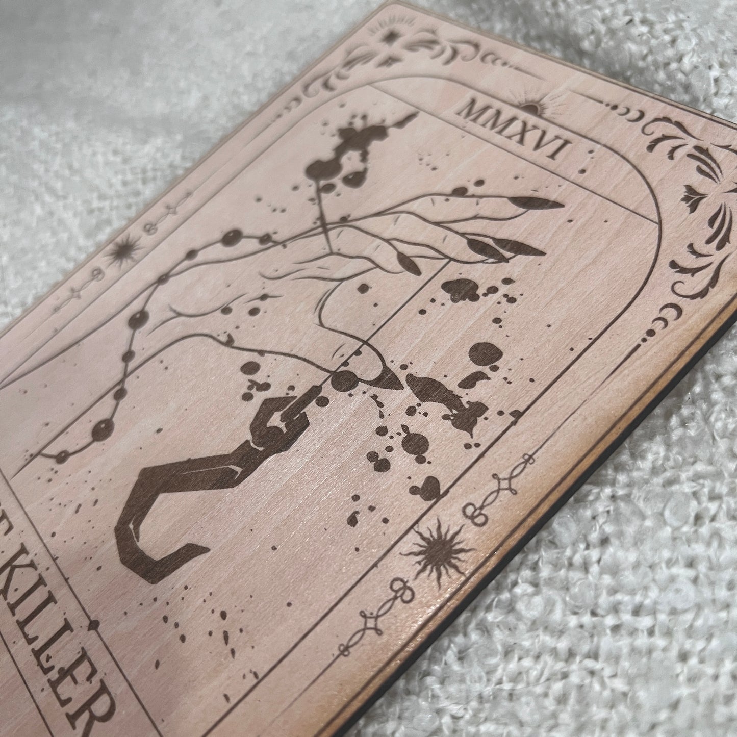 Laser engraved wooden tarot card featuring āThe Killerā inspired by Dead by Daylight. Horror-themed gamer decor perfect for fans of spooky games and tarot.