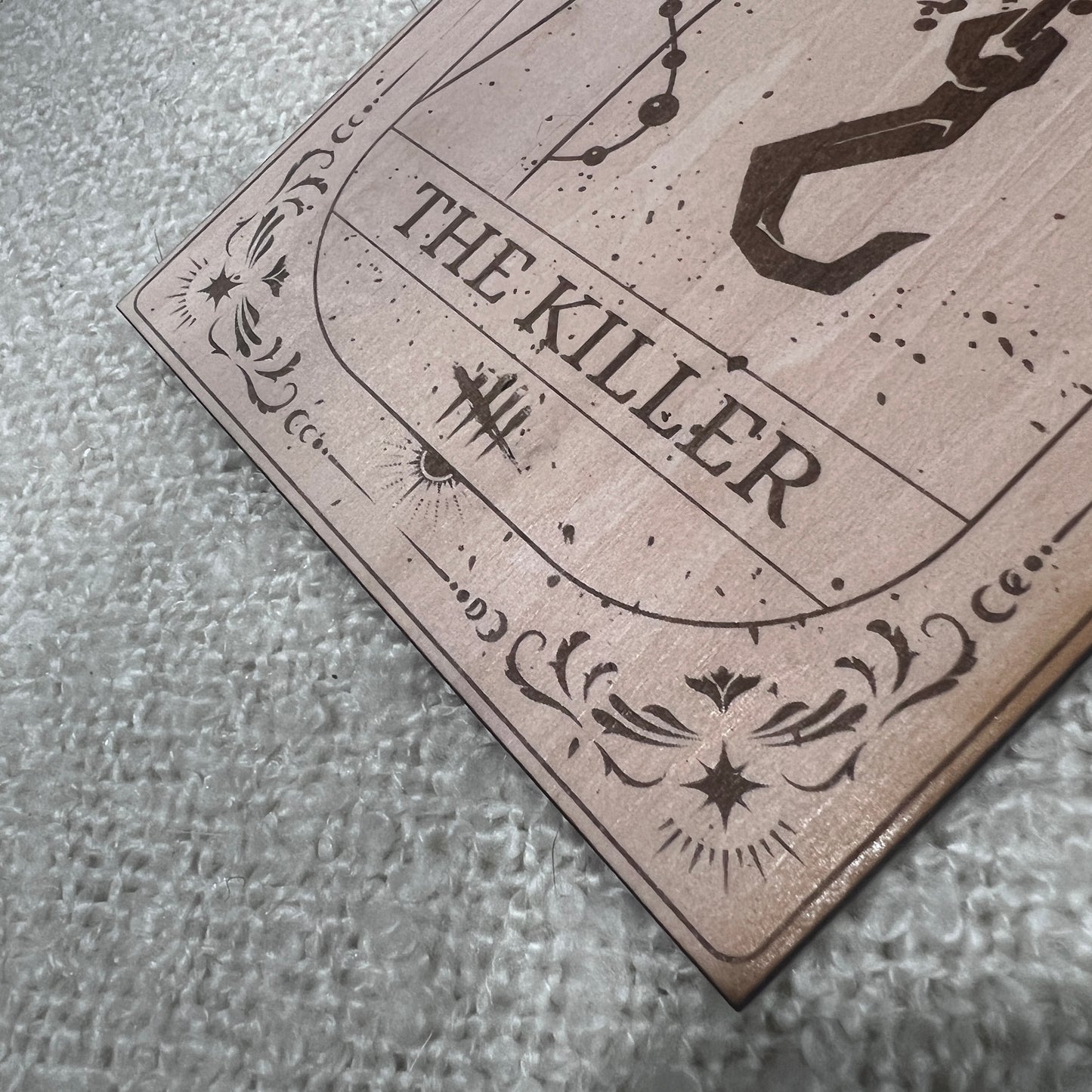 Laser engraved wooden tarot card featuring āThe Killerā inspired by Dead by Daylight. Horror-themed gamer decor perfect for fans of spooky games and tarot.