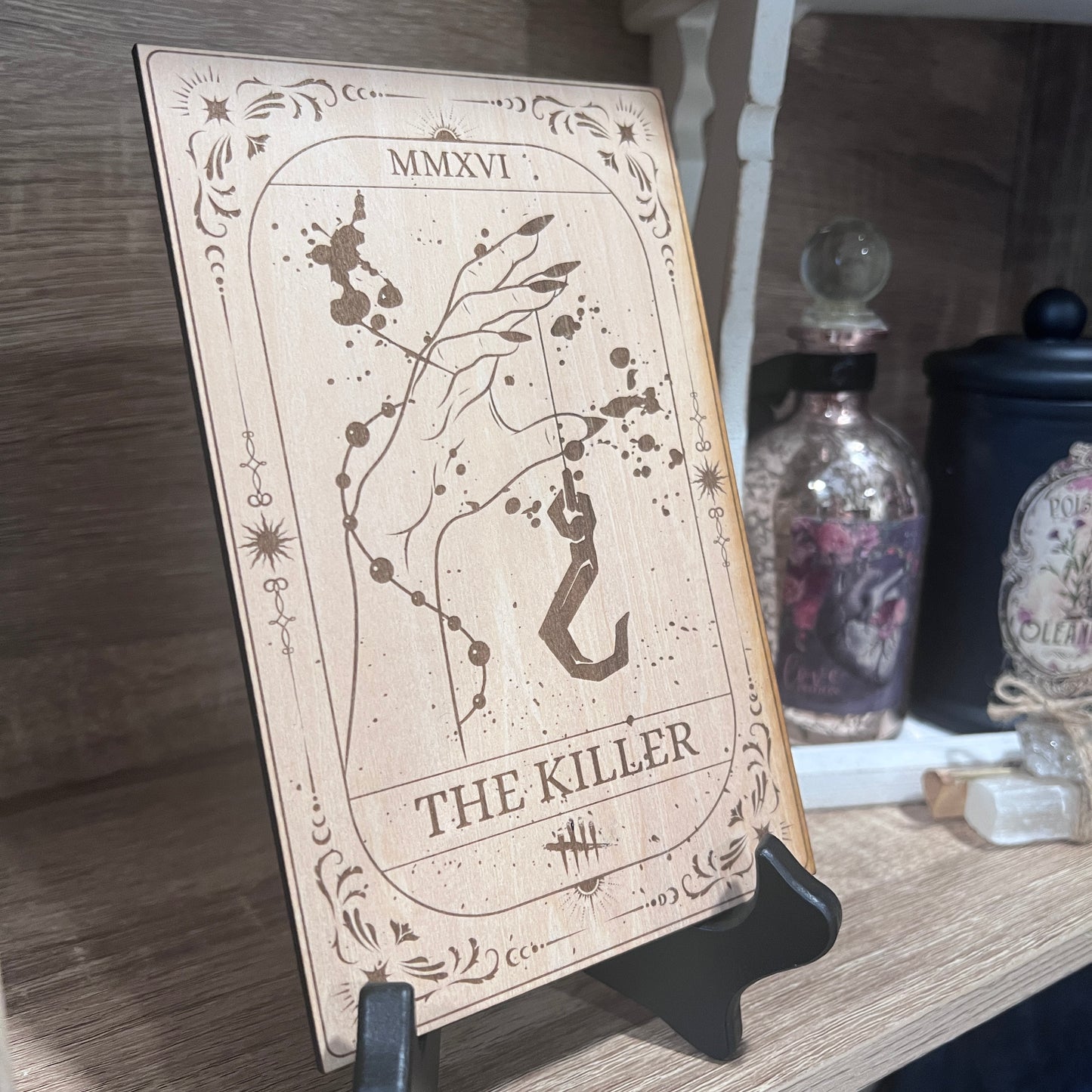 Laser engraved wooden tarot card featuring āThe Killerā inspired by Dead by Daylight. Horror-themed gamer decor perfect for fans of spooky games and tarot.