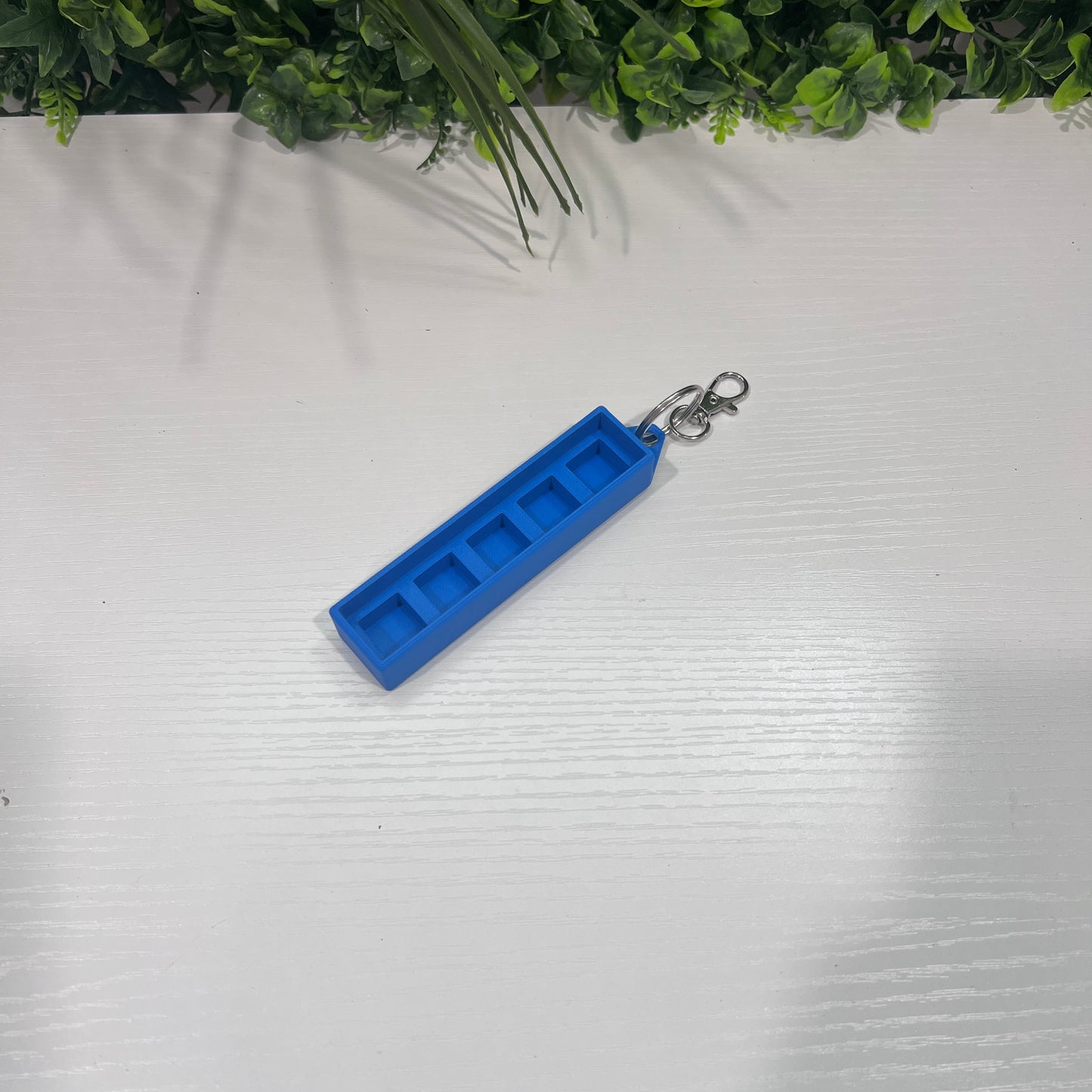 Helldivers 2-inspired keychain clicker featuring mechanical arrow keys. A perfect fidget toy for gamers, stress relief, and tactical clicking action.