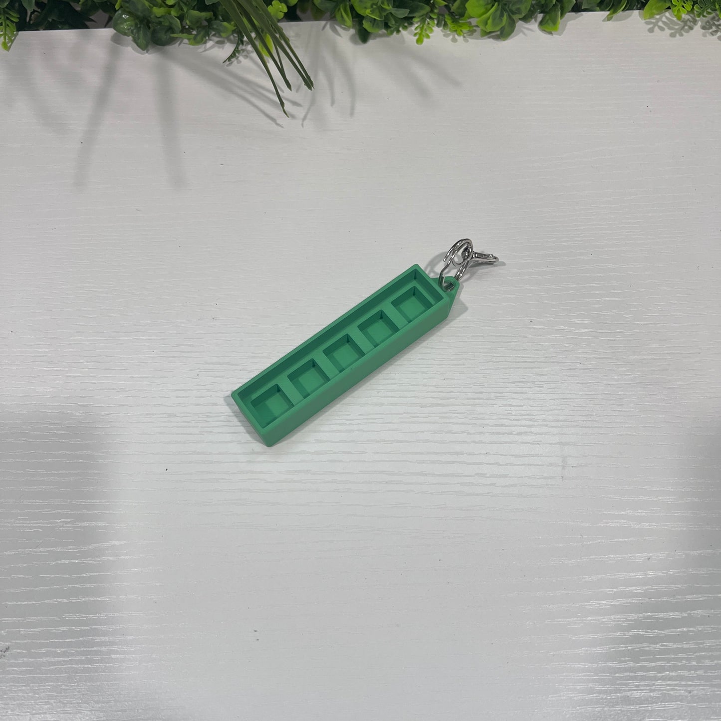 Helldivers 2-inspired keychain clicker featuring mechanical arrow keys. A perfect fidget toy for gamers, stress relief, and tactical clicking action.