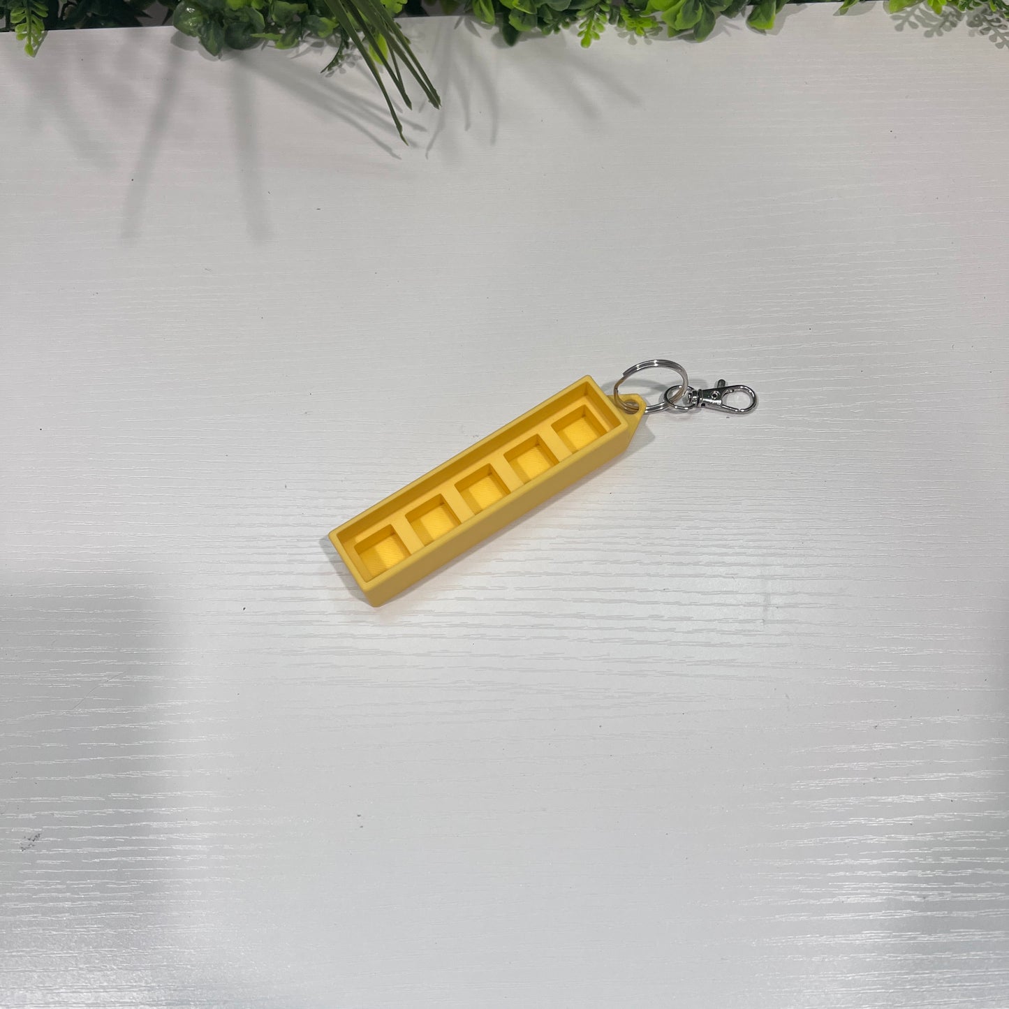 Helldivers 2-inspired keychain clicker featuring mechanical arrow keys. A perfect fidget toy for gamers, stress relief, and tactical clicking action.